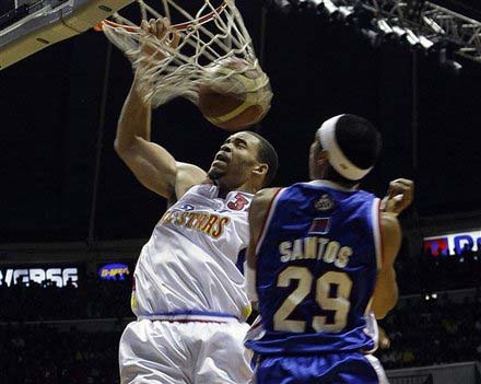 菲律宾队在马尼拉体育场迎战敌人