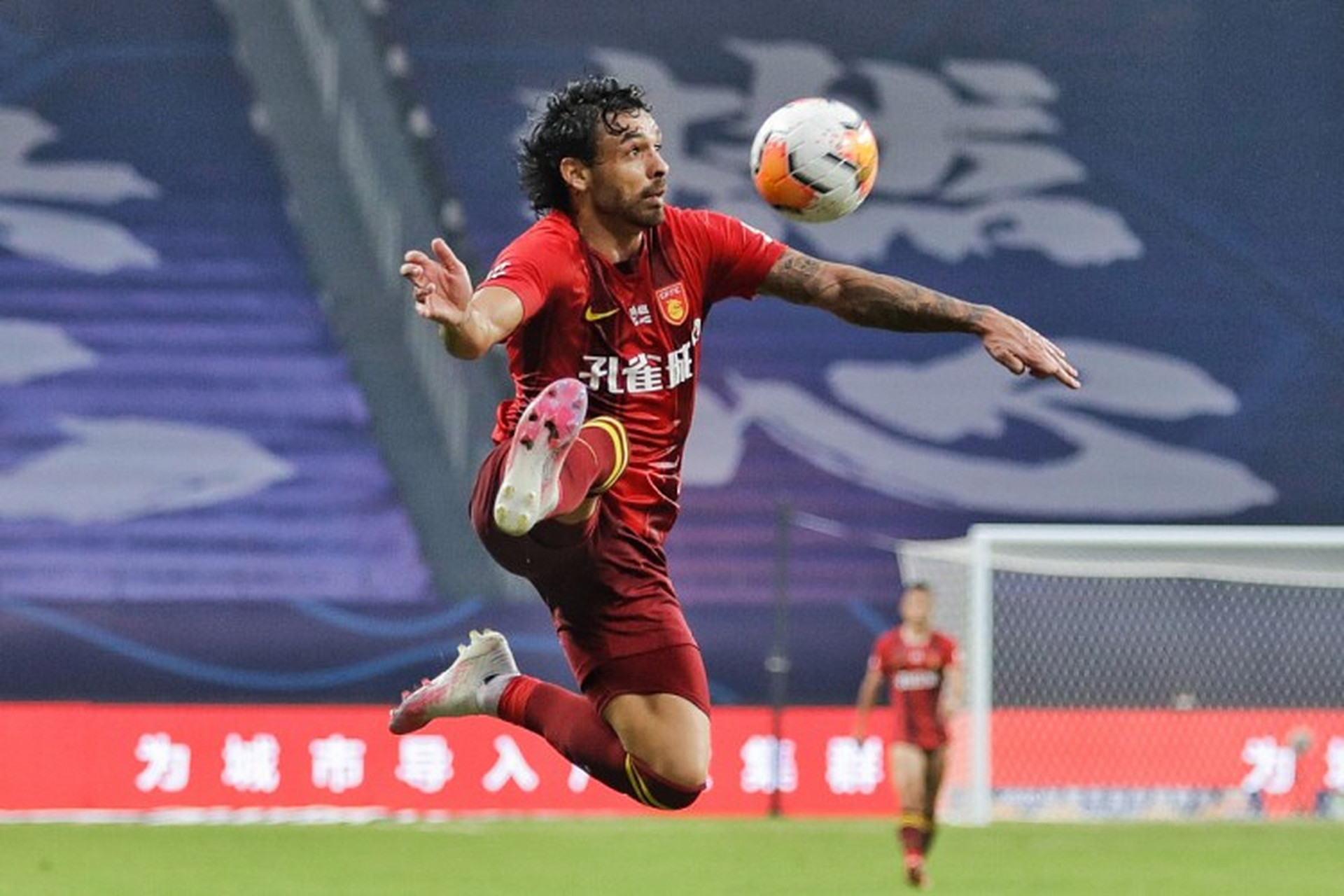 关于河北华夏幸福迎战天津泰达，鏖战场上展开激烈对决的信息